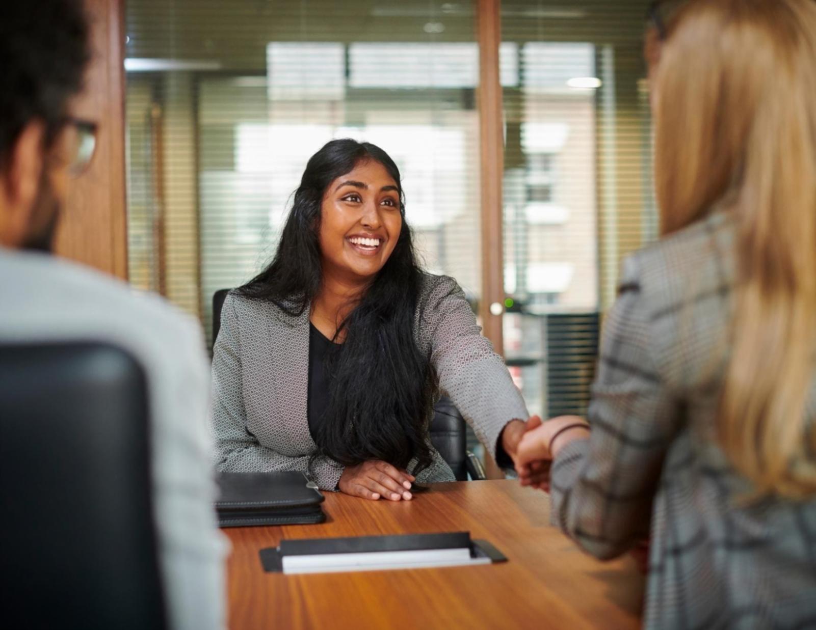 Estudiante revisando métricas de contenido optimizado en múltiples pantallas