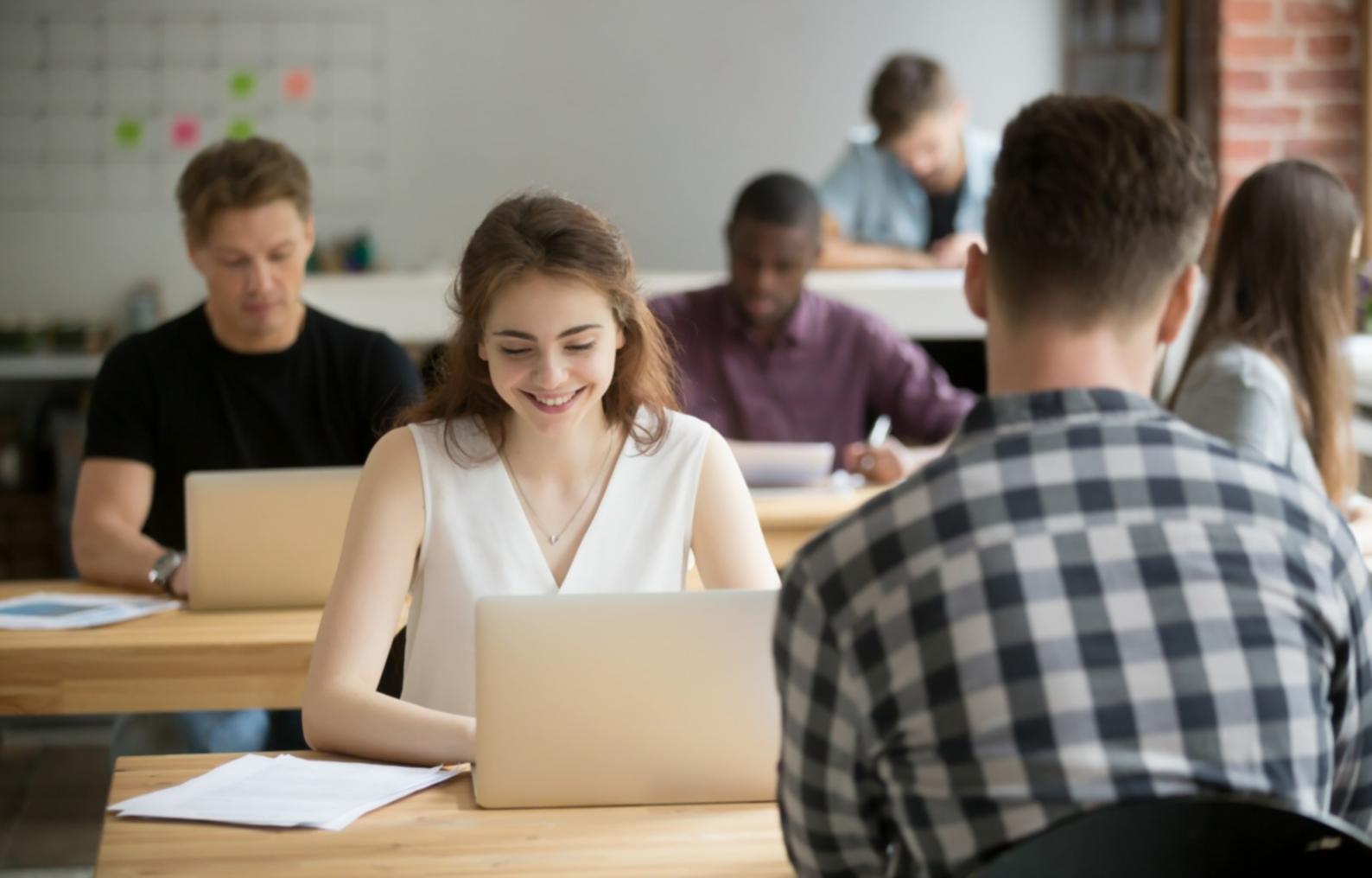 Estudiantes aprendiendo técnicas de optimización