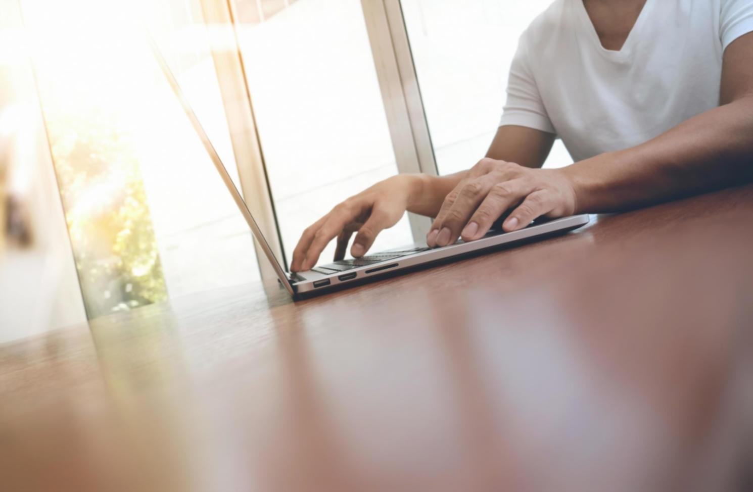 Estudiantes colaborando en optimización de contenido durante sesión grupal